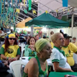 Galera assistindo o jogo do Brasil